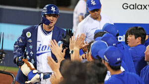 Second-Place Samsung Defeats Hanwha to Chase Leader, Powered by Koo Ja-wook's Multi-Home Run Game