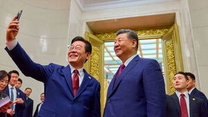 Xi Jinping Sends Congratulatory Message to President Lee: 'Important Neighbor... Attaching Importance to Developing Relations'