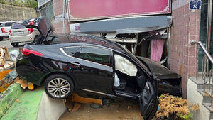 Car Driven by 50-in-Something Man Crashes Into Hair Salon in Busan, Injuring 3