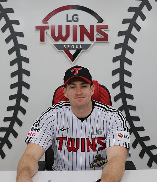 Australian pitcher Kennedy wearing an LG uniform (Photo courtesy of LG Twins, Yonhap News)