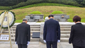 Veterans Minister Pays Respects at Gravesites of Former President Kim Dae-jung and First Lady Yuk Young-soo