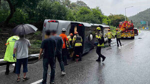 Tourist Bus Overturns on National Route 38 in Yeongwol: 1 Seriously Injured, 17 Sustain Minor Injuries
