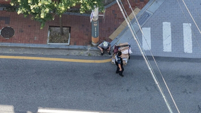 언덕길 손수레 끌다 주저앉고 '푹'…순찰 드론이 도왔다
