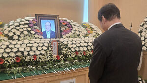 Mourners Pay Respects at Late Manager Baek In-cheon's Wake; Japan's Nippon Ham Sends Wreath
