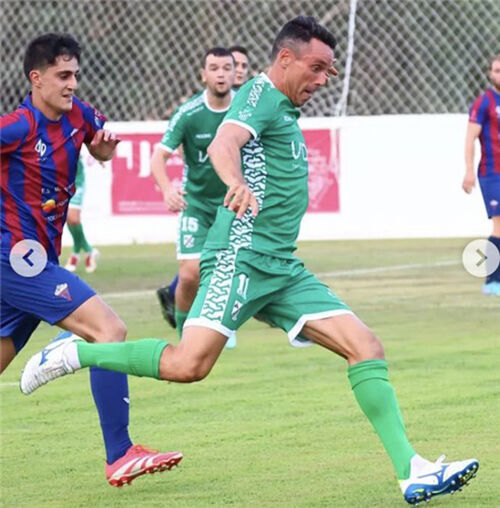 코트 아닌 그라운드 누비는 바우티스타 아굿(오른쪽) (사진=바우티스타 SNS 캡처, 연합뉴스)