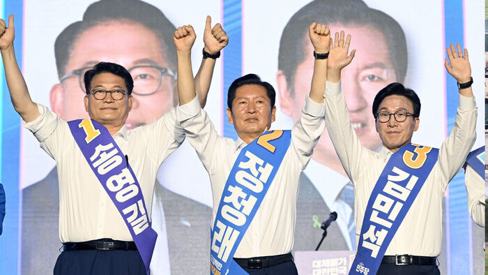 더불어민주당 송영길(왼쪽부터), 정청래, 김민석 당대표 후보가 17일 대전 유성구 대전컨벤션센터 제2전시장에서 열린 더불어민주당 제3차 정기전국당원대회에서 인사하고 있다. (사진=연합뉴스)