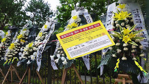 Funerary Wreaths Turn Into Protest Tools, Leaving Local Governments in a Dilemma
