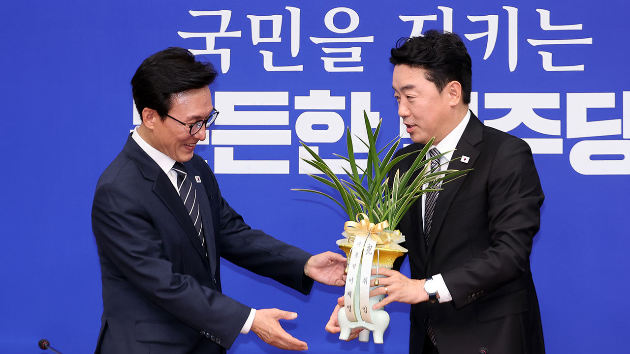 Democratic Party leader Kim Min-seok receives a congratulatory orchid from President Lee Jae-myung presented by Presidential Chief of Staff Kang Hoon-sik, who visited the National Assembly to congratulate him on his inauguration on August 18 (Photo: Yonhap News)