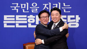 DP Leader Kim Min-seok Embraces Kang Hoon-seon, Emphasizing "Wall-Free One Team" Unity and Responsibility