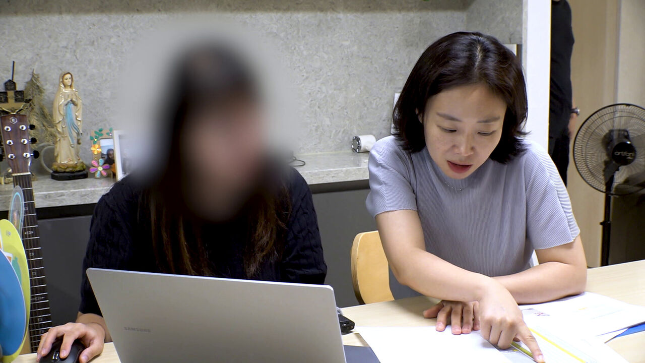 Jun-seo's mother examines a table showing the enrollment status of special classes in the district alongside the reporting journalist. When submitting the admission application, Jun-seo's mother called every school in the district to directly check if there were available spots.
