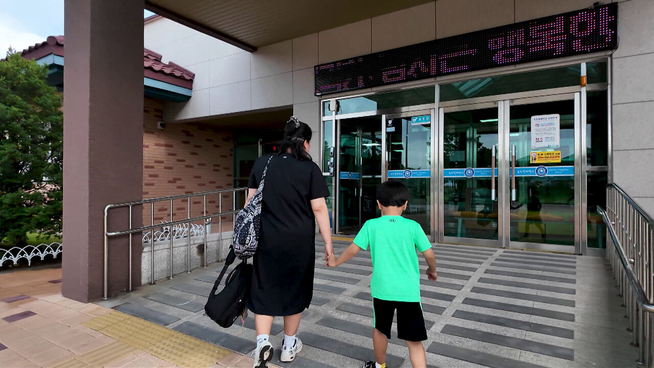 An increasing number of families are leaving Seoul to move to provinces such as Gangwon-do and Jeju-do for special school admissions. The photo shows a mother and child heading to a special school in Sokcho, Gangwon-do.