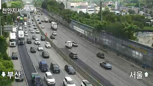 25-Ton Trailer Drops Container on Gyeongbu Expressway in Cheonan