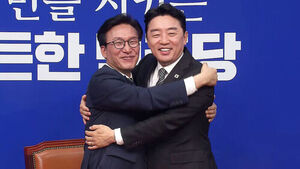 Embracing Each Other as "Party-Cheong One Team": Kim Min-seok and Kang Hoon-sik Hold First Meeting