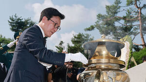 Kim Min-seok Pays Tribute to 'Political Mentor' Late President Kim Dae-jung's Grave