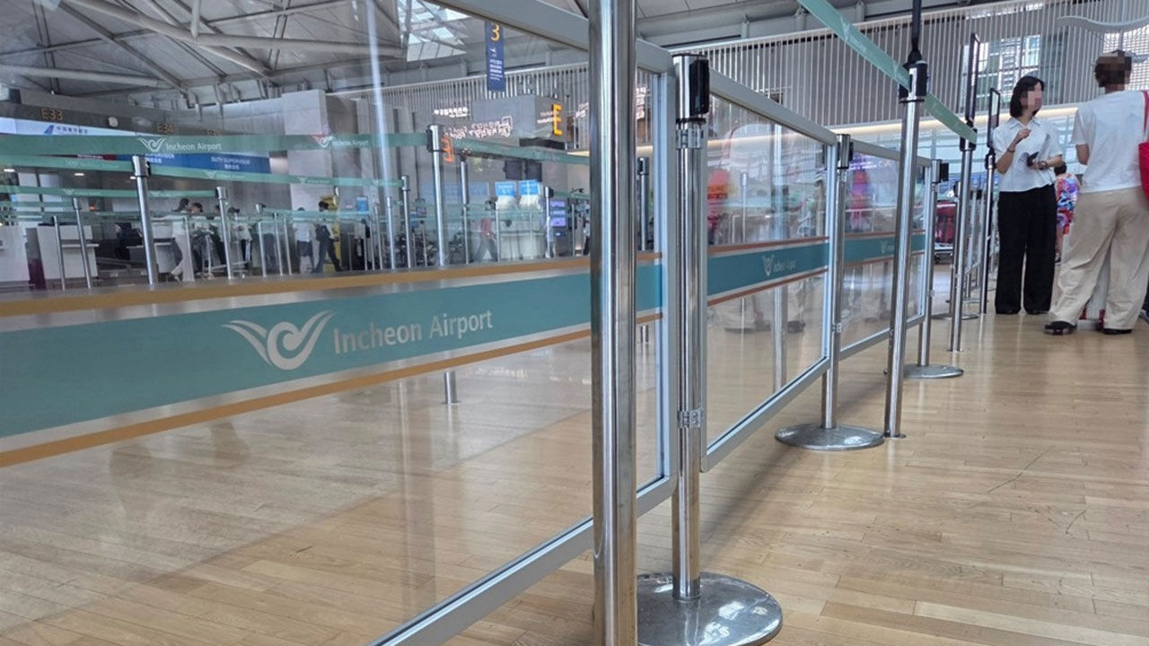 Safety fences installed at the 3층 departure hall of Incheon Airport Terminal 1 (Photo: Provided by reader, Yonhap News)