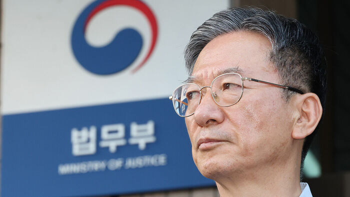 건강상 이유와 함께 검찰개혁 관련 주요 입법이 마무리됐다는 취지로 사퇴 이유를 밝힌 정성호 법무부 장관이 18일 과천 법무부 청사를 나서고 있다.