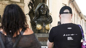 Good Luck to Touch? Dalida's Bust in Montmartre Shines Golden Again Less Than Three Weeks After Restoration