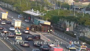 4-Ton Cargo Truck Overturns at Gimhae Drowsy Driving Rest Area on Namhae Expressway; Driver Sent to Hospital