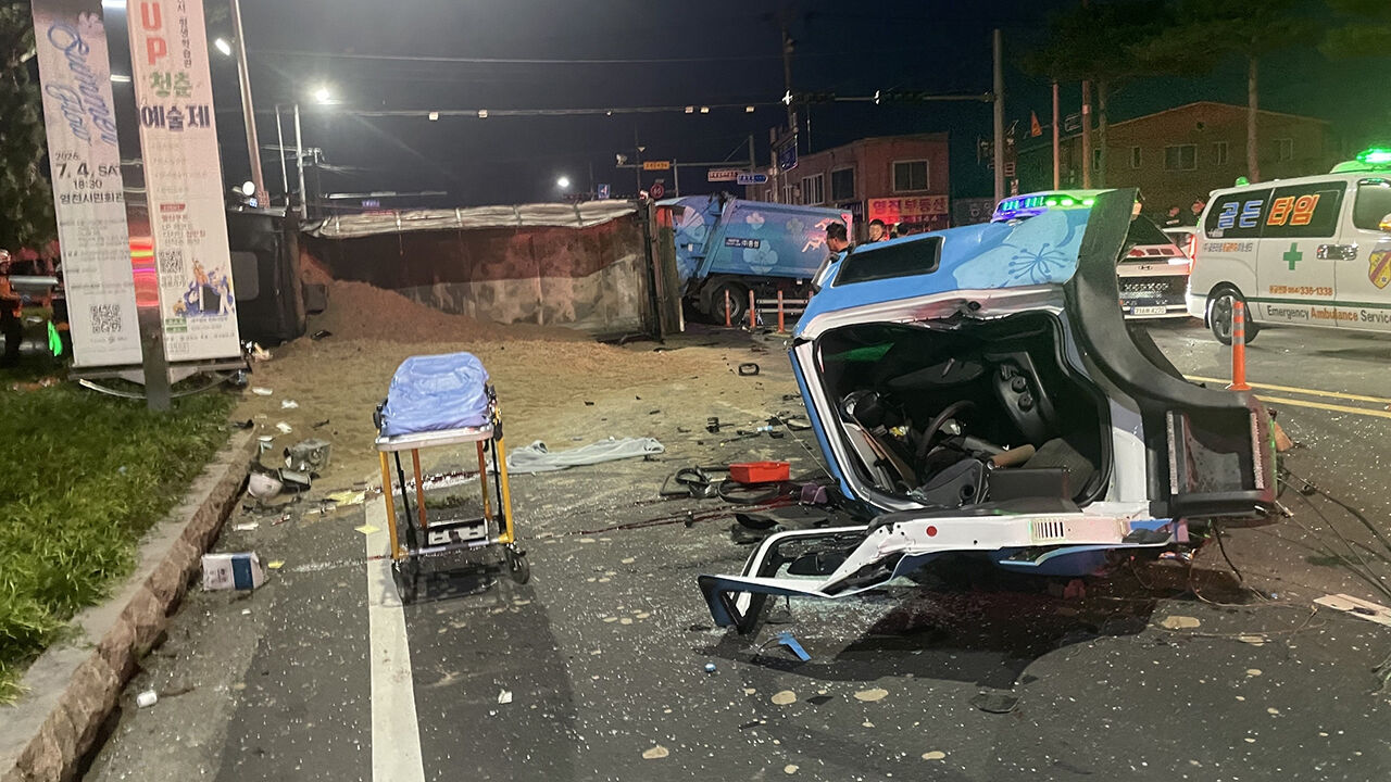 An accident occurred at 4:03 AM on August 19 when a 6-ton garbage truck and a 25-ton dump truck collided at Dodong Intersection in Yeongcheon, North Gyeongsang Province. (Photo provided by Yeongcheon City, Yonhap News)