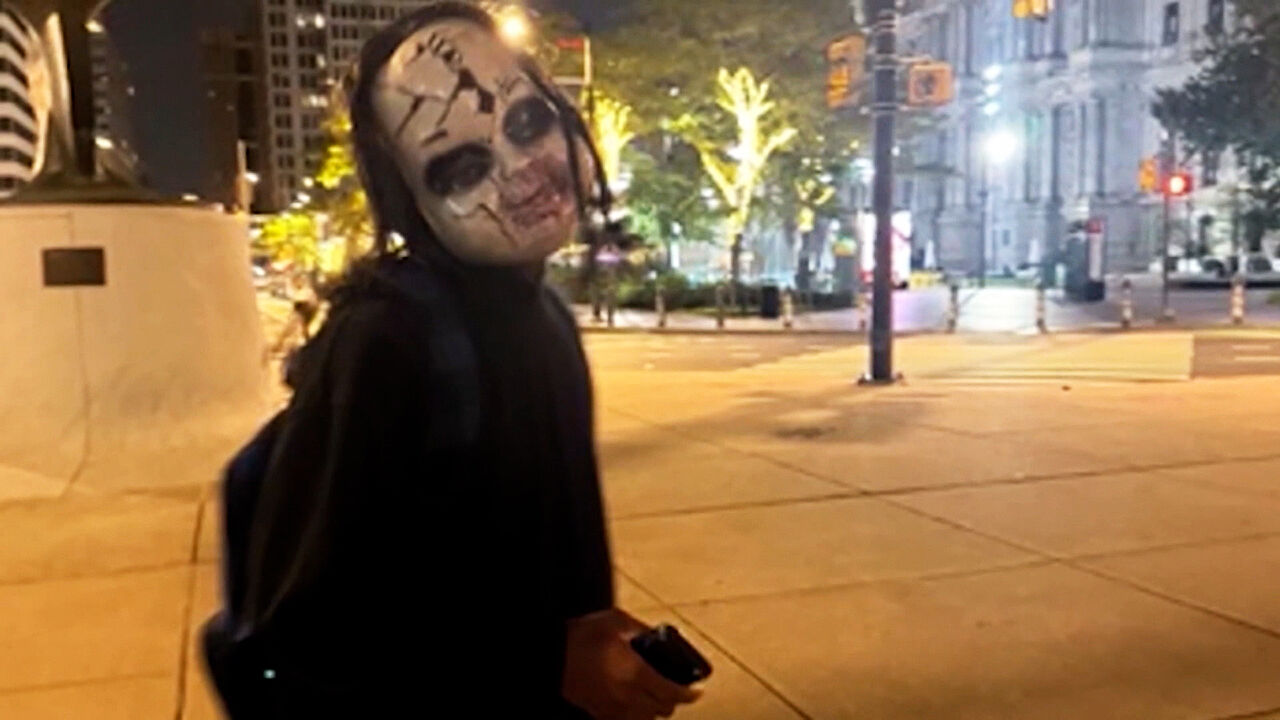 Man wearing a mask in Philadelphia threatens women in the middle of downtown