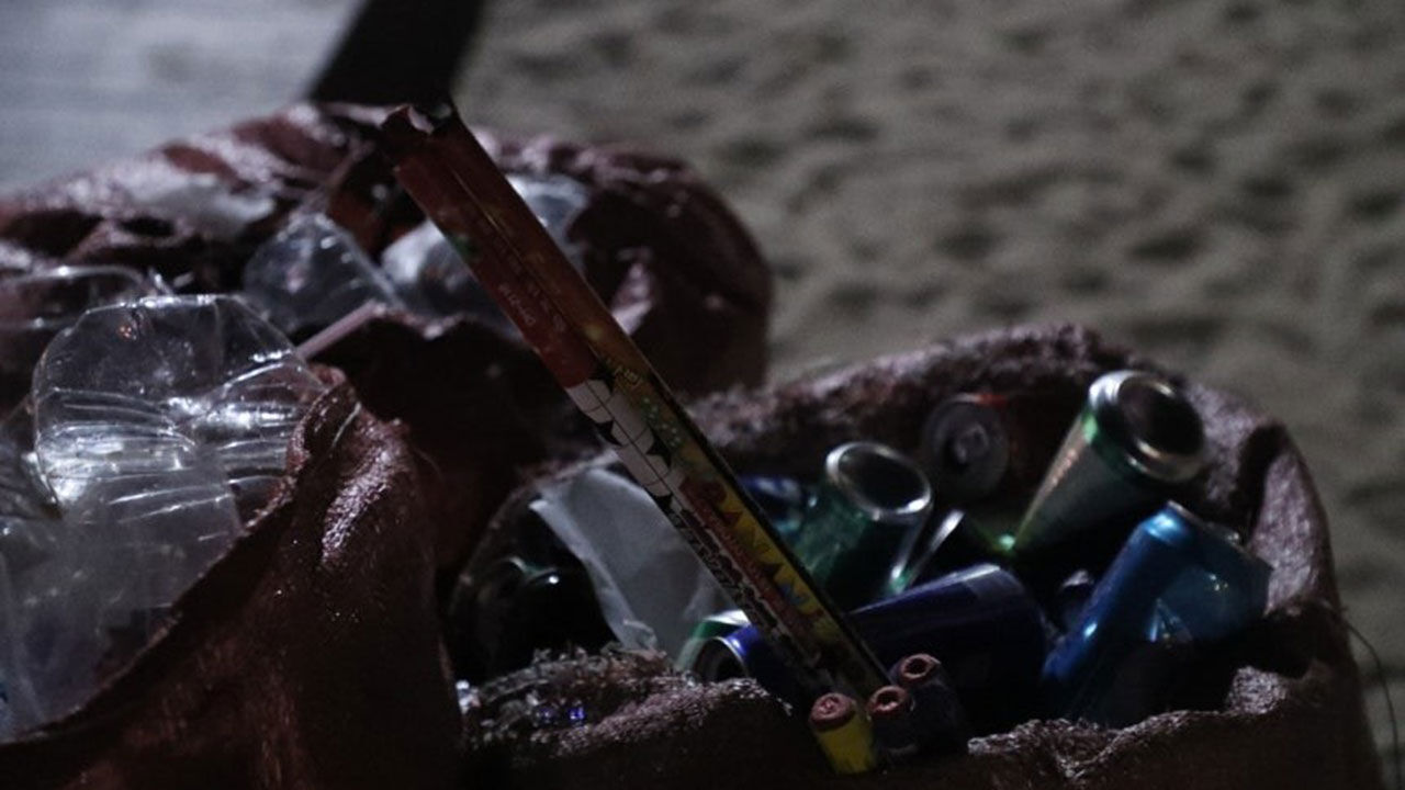 Firecrackers discarded at Gyeongpo Beach (Photo: Yonhap News)