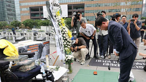 Climate Minister Pays Respects to Late Humidification Disinfectant Victim Representative... "Addressing Shortcomings"