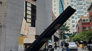 Motel Sign Falls and Gets Caught on Telecom Wires; No Casualties or Disruptions