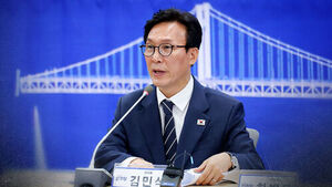 "Step Down Immediately, Cho Hee-dae" vs. "Do Not Intimidate the Judiciary"