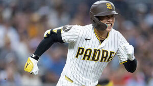 Song Seong-mun Goes Hitless, Commits First MLB Defensive Error