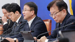 DP Continues to Pressure Chief Justice Cho Hee-dae to Step Down, Shows Cautious Stance on Impeachment