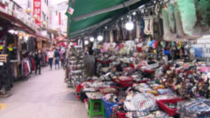 "Younger Customers Are Here"... Young Women Flocking to Bath Supply Mecca