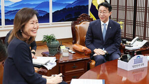 조정식 국회의장이 21일 국회의장실을 찾은 미셸 스틸 주한미국대사와 환담하고 있다.