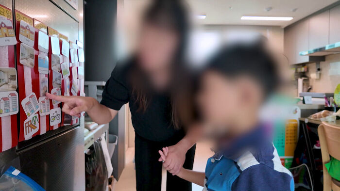 자폐스펙트럼 장애를 갖고 있는 7살 준서(가명)는 유치원 등원 준비를 하며 매일 아침 엄마가 직접 만든 일정표를 하루 일과를 되새긴다. 자폐 스펙트럼이 있는 아동에게 시각화된 일정표는 추상화된 시간을 인지하는데 도움을 준다. 