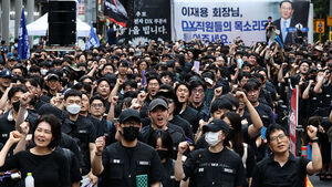 21일 서울 삼성 서초사옥 인근에서 열린 삼성전자 DX노조의 DS부문과 보상격차 해소 요구 집회에서 참석자들이 구호를 외치고 있다.