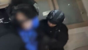 "손들어!" 밧줄 타고 닥치자&hellip;전기톱 남성 황당 변명
