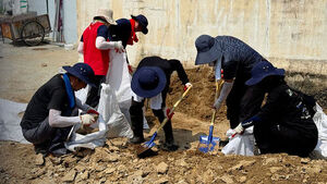 Mucking Out in the Sweeping Heat... Why Disinfectants Are Being Sprayed Despite the Scorching Weather