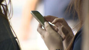 Man in 20s Sentenced to Prison for Extorting Tens of Millions of Won Using Broken Phone Shoulder-Bump Scam