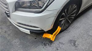 Dobong-gu Uses Wheel Locks to Counter Scheme of Fixing License Plates with Glue to Evade Seizure