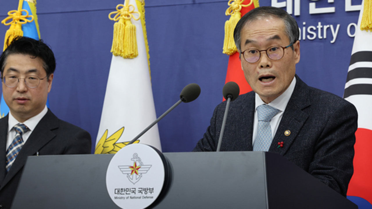 국방부 브리핑실에서 발언하는 이용철 방사청장