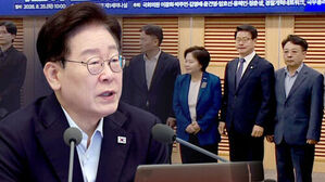 발언하는 이재명 대표와 뒤로 서 있는 의원들