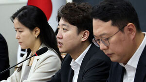 Reform Party Leader Lee Jun-seok to Step Down Today, Taking Political Responsibility for Party Crisis