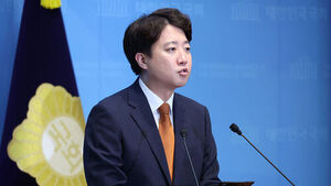 "Thought About Innovation, But"... Lee Jun-seok Resigns Suddenly as Reform Party Leader