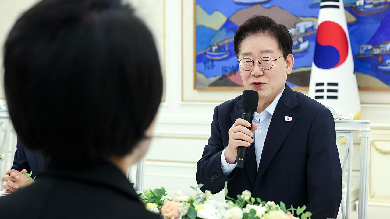 이재명 대통령이 25일 청와대에서 열린 더불어민주당 신임 지도부 만찬 간담회에서 발언하고 있다. (사진=연합뉴스)