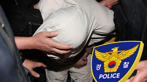 경찰관들에게 둘러싸여 고개를 숙인 채 이동하는 피의자