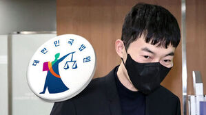 대한민국 법원 로고와 검은 마스크를 쓴 남성