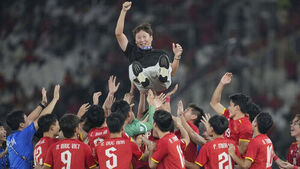 Fortune Favors Vietnam! Coach Kim Sang-sik Leads Team to Historic Consecutive Titles