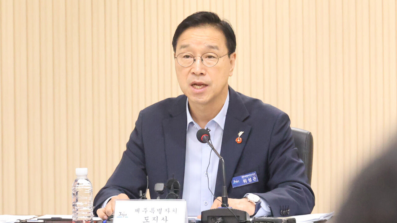 Jeju Governor Wi Seong-gon delivers opening remarks at a meeting of relevant organizations on safety measures for Jeju, held at Samdaholl Hall in the Jeju Provincial Government complex on the morning of the 27th.