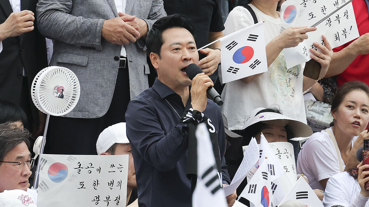 People Power Party Leader Jang Dong-hyeok speaks at a protest rally condemning the ballot paper shortage in the June 3 local elections, held at the Olympic Park Handball Gymnasium in Songpa-gu, Seoul, on August 15.