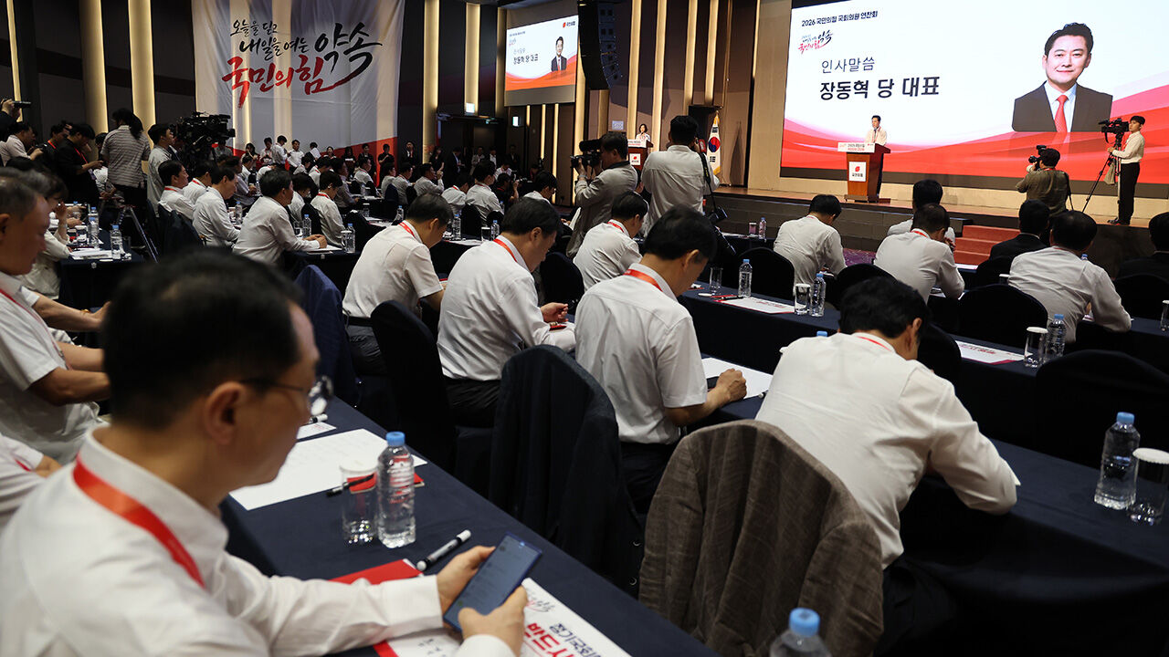 People Power Party Leader Jang Dong-hyeok delivers opening remarks at the 2026 People Power Party Lawmakers' Workshop held at Sono Calm Goyang in Janghang-dong, Goyang, Gyeonggi Province, on August 27.