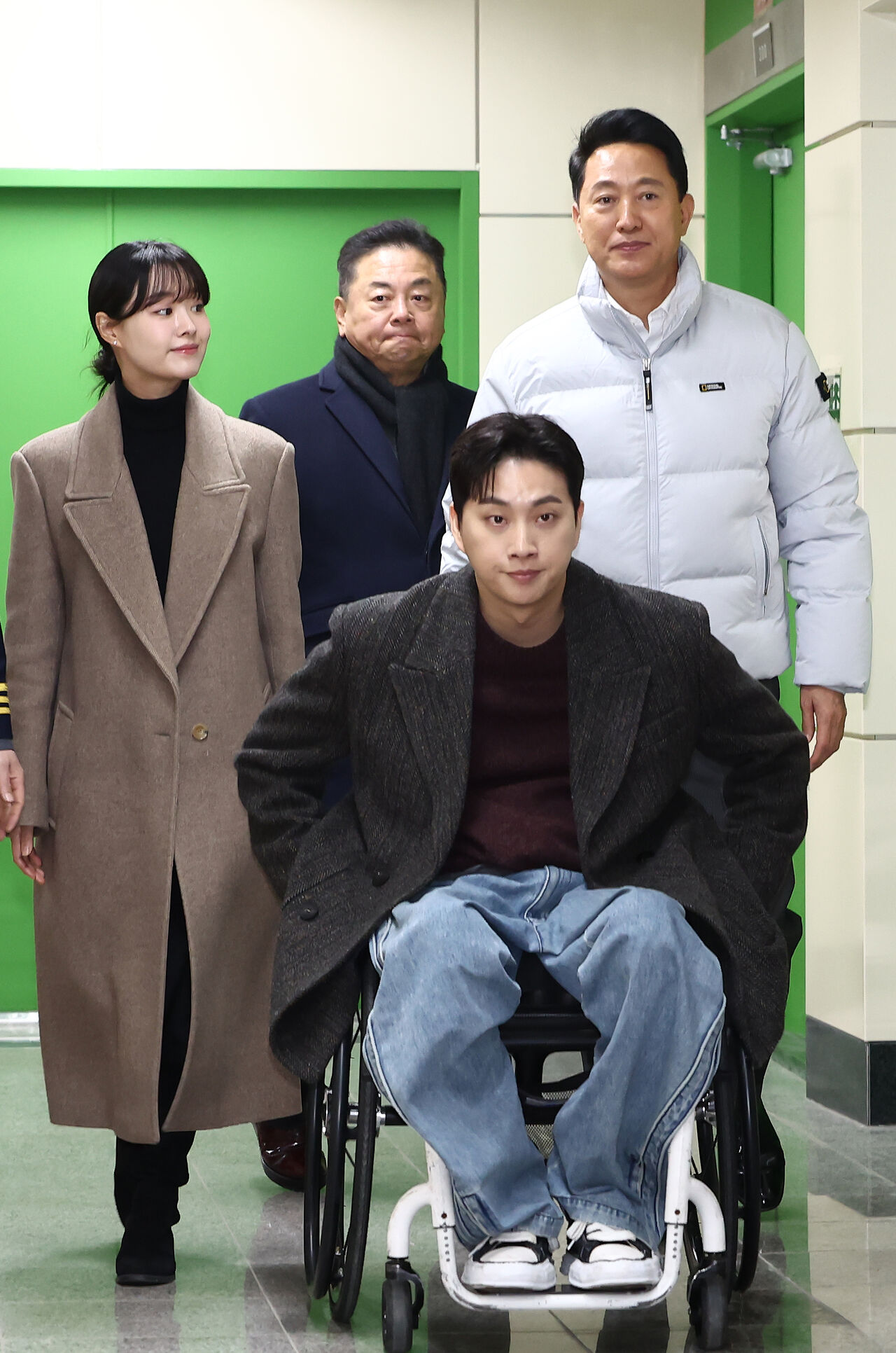 Seoul Mayor Oh Se-hoon moves through Kachisan Station with singer Song Ji-eun and her husband Park Wi after attending the 'Completion of One Accessible Route per Station' commemoration ceremony at Line 5 Kachisan Station on December 29 of last year. (Photo: Yonhap News)
